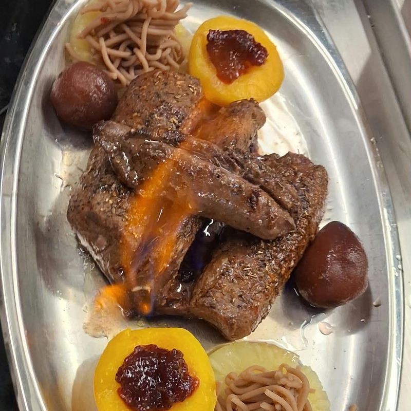 Viande de chasse flambée, vermicelles de marrons et pêche aux airelles