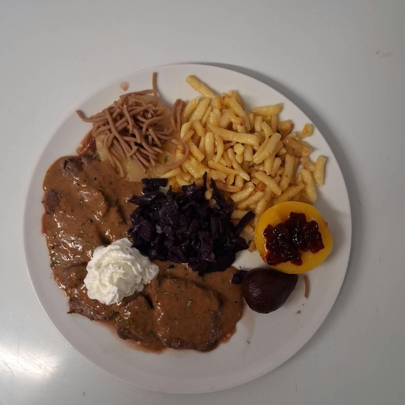 Plat de chasse avec spätzli, chou rouge et vermicelles de marrons