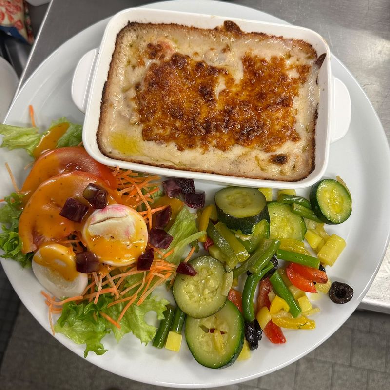 Gratin, salade composée et légumes du jour au restaurant du Soleil